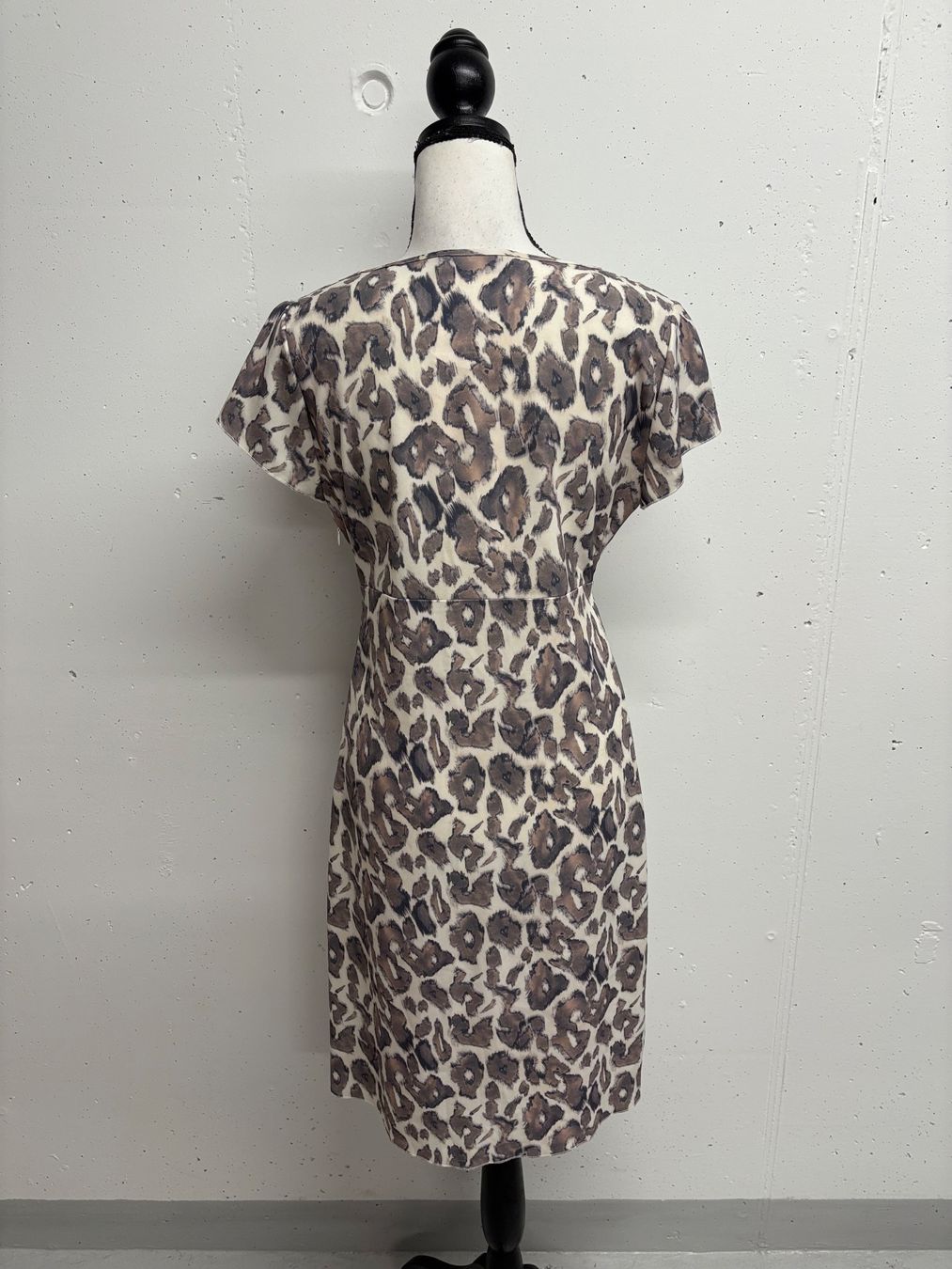 Kleider: FFC Kleid im Leo-Look Gr. 36 grau kurzarm – Gebraucht aus Regensdorf von secondchancefashion 3