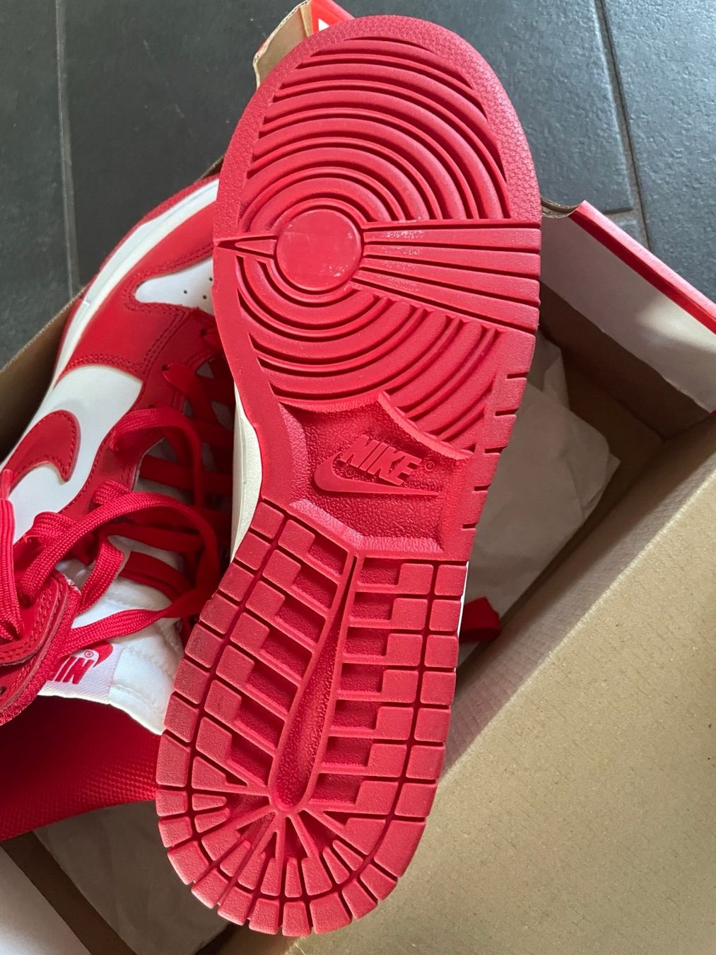 Nike Scarpe da uomo: Nike Dunk High Retro White / University Red Gr. 42.5 – Nuovo (secondo la descrizione) da Bonstetten venduto da thomaszh01 8
