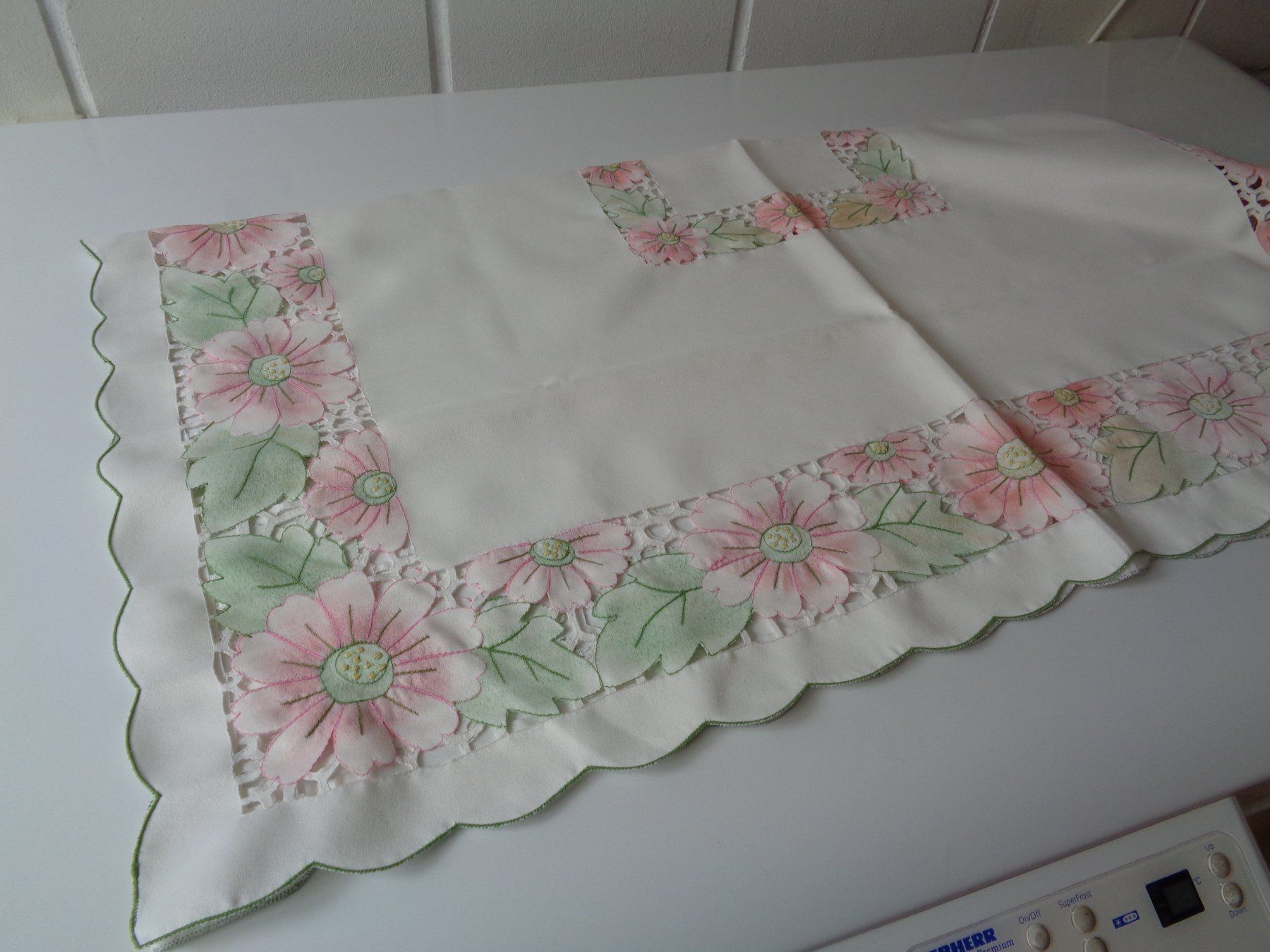 Sonstige Tischwäsche: Tischdecke Mitteldecke Blumen, durchbrochen, 85 x 85 cm – Gebraucht aus Wiesendangen von Gullfoss 2