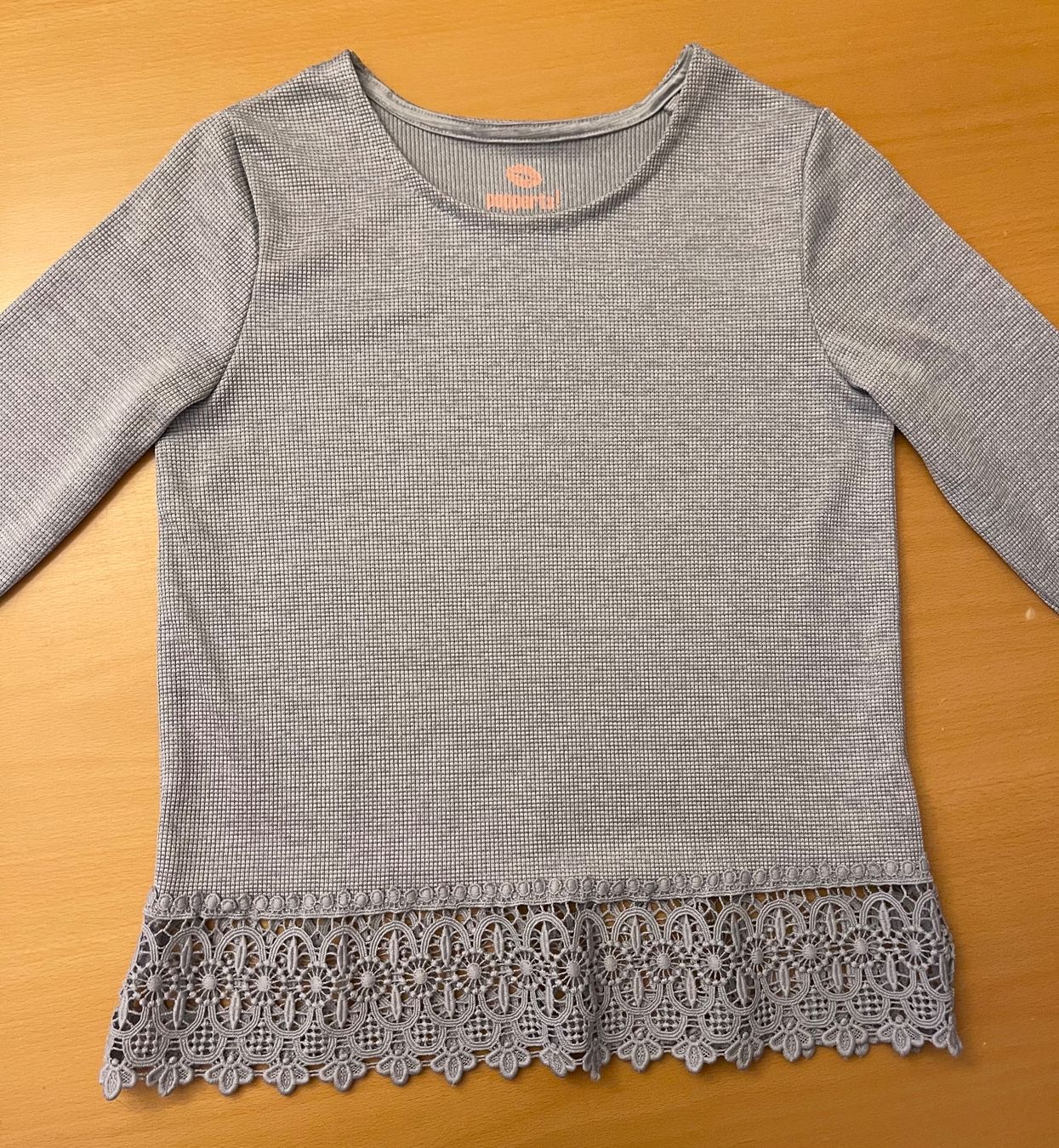 Maglioni & Felpe: Pullover mit Rüschen grau134/140 – Nuovo (secondo la descrizione) da Basel venduto da Seifehuesli