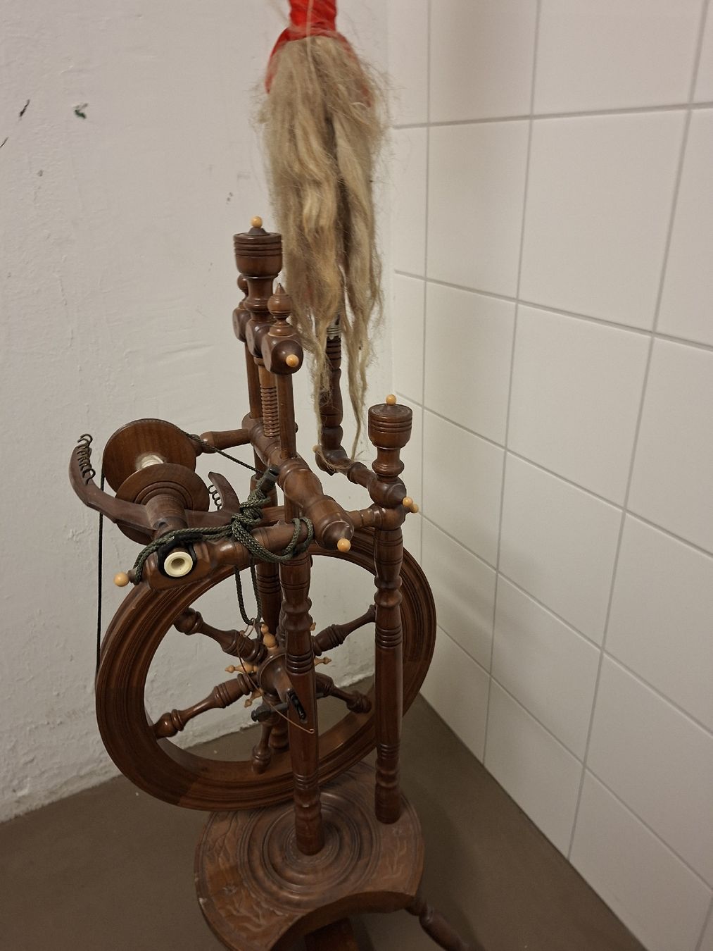 Ruote per filare: Antikes Spinnrad aus Holz mit Garnrolle,  – Usato da Olten venduto da Mezopotamya