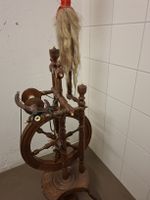 Antikes Spinnrad aus Holz mit Garnrolle, 