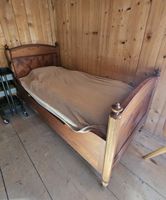 Einzelbett aus Holz massiv antik, zwei vorhanden