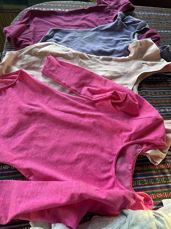 Scarpe, pantaloni & magliette da ginnastica: Justaucorps 6 ans – Usato da Plan-les-Ouates venduto da Kiss-bodolay 1