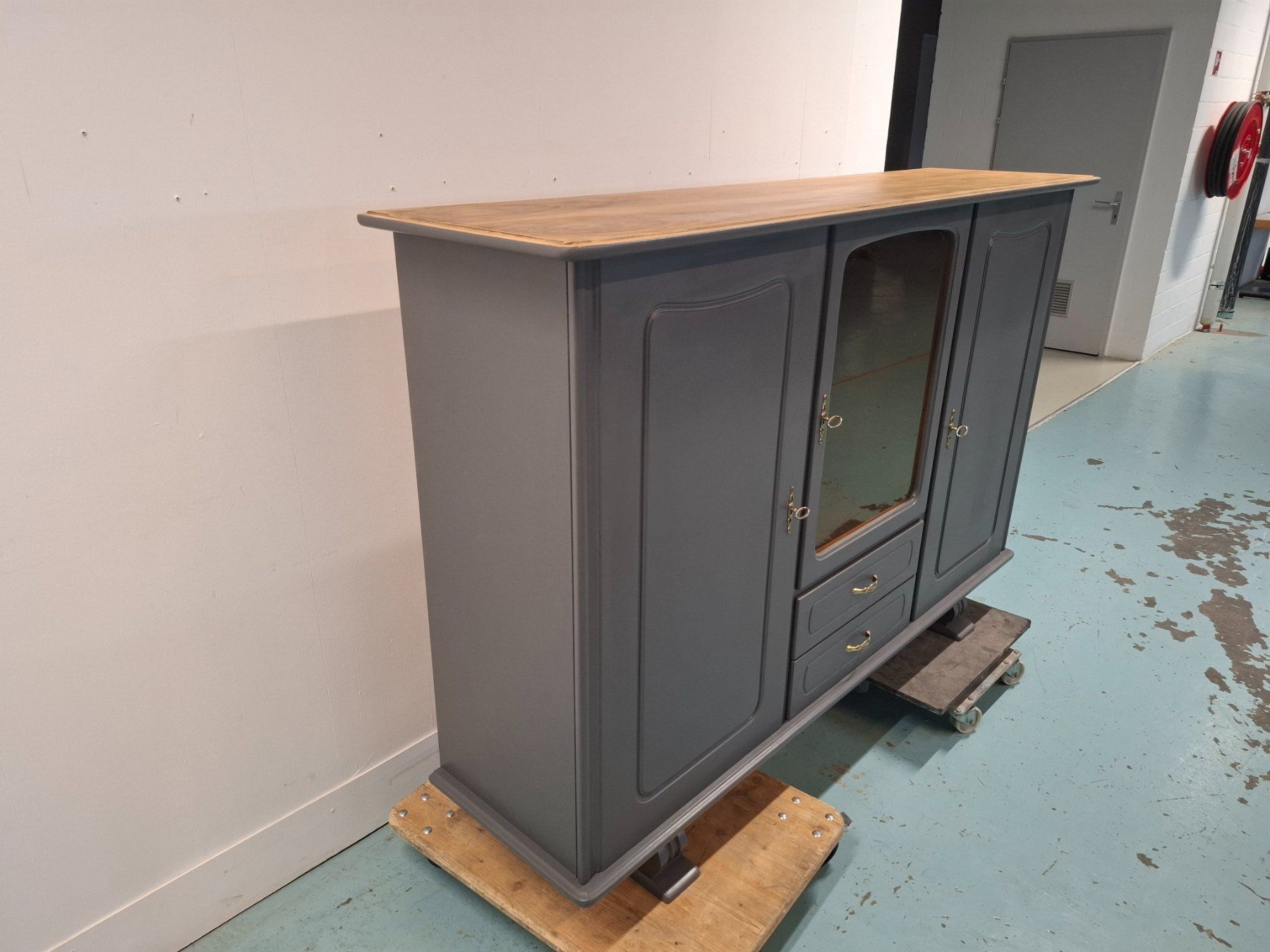 Credenze: Buffetschrank mit Vitrine – Usato da Brügg BE venduto da POU-BELLE 1