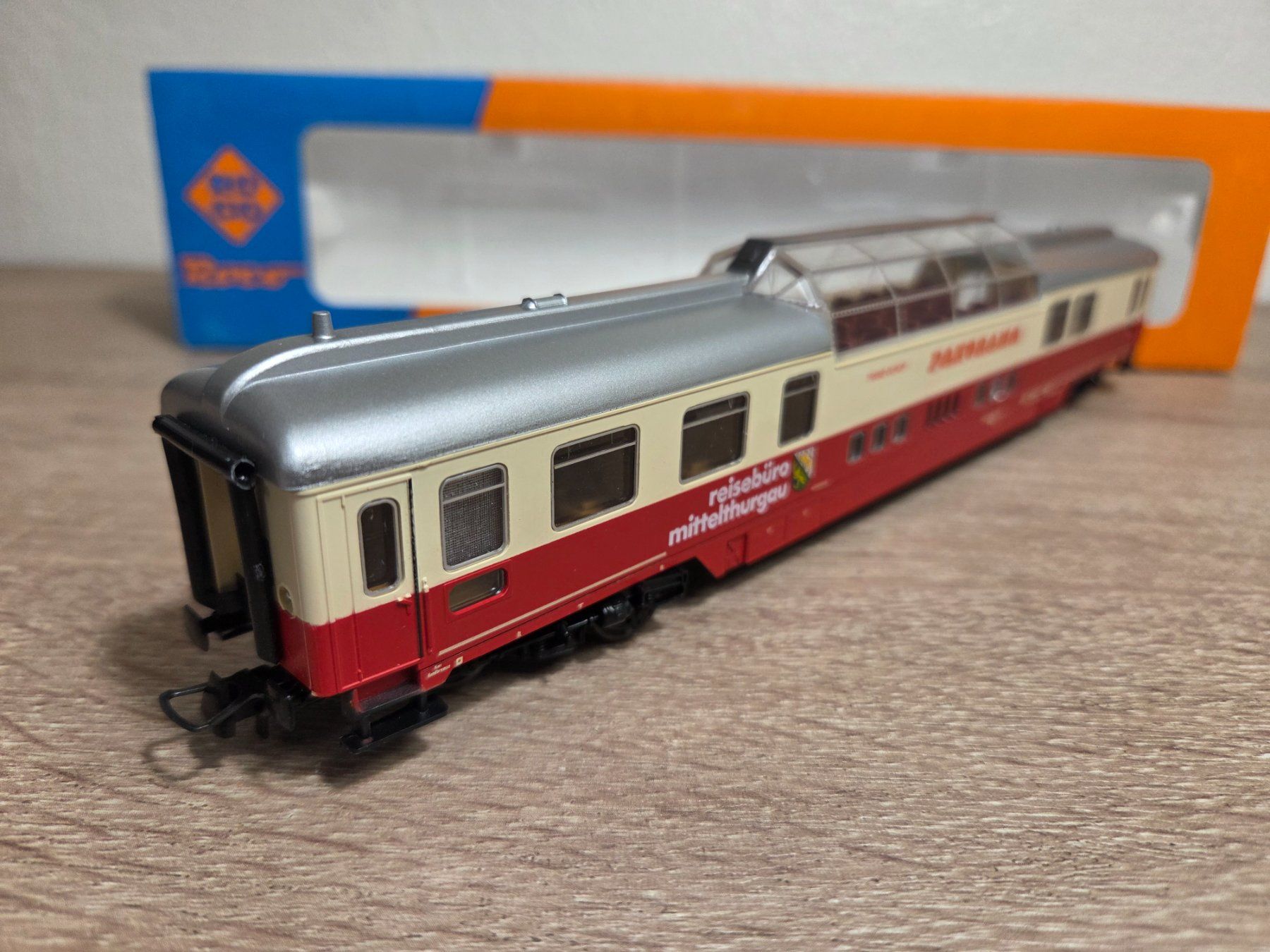 Roco Modellini di ferrovie: Roco 4271F Panoramawagen DB H0 – Nuovo e nell'imballaggio originale da St-Aubin-Sauges venduto da Lo_Go 2