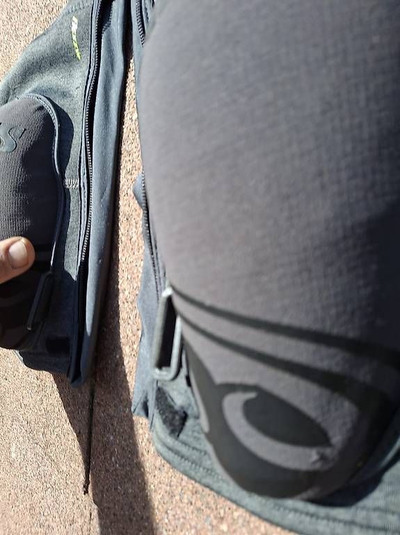Protections: iXS Flow Zip Knee Pad
XL, Knieschoner – D'occasion à Zollikon par apredour 1