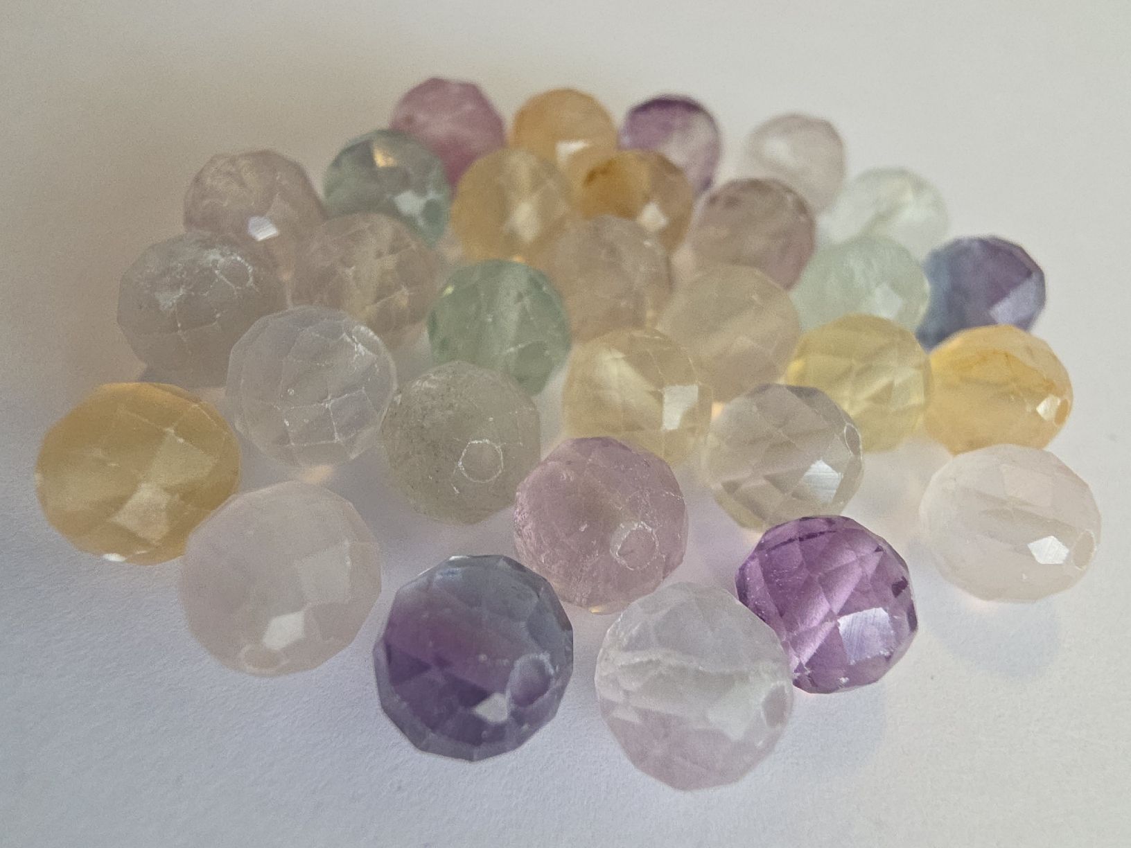 Minerali & Pietre curative: Fluorit facettiert ca. 6mm. Perlen 30 Stück lose – Nuovo e nell'imballaggio originale da Menziken venduto da Mirager