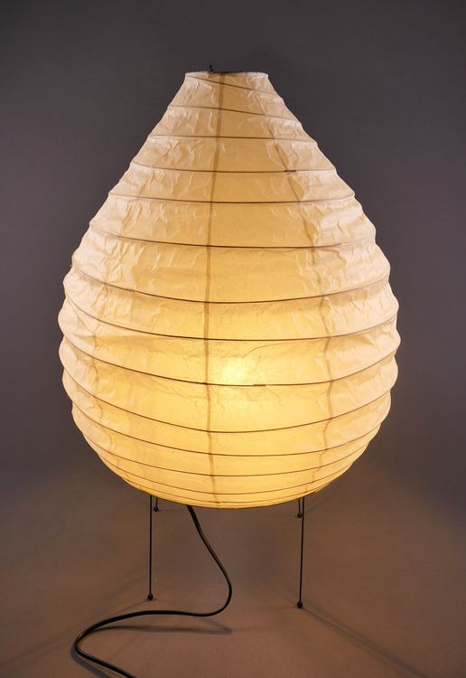 Lampe De Table Akari 22N Par Isamu Noguchi – Abat-jour En Papier Washi Japonais, Sur Pied, Hauteur 63 Cm, Occasion Neuve Non Utilisée