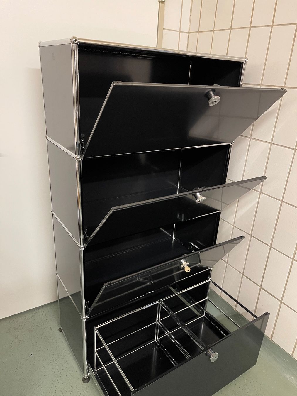 USM Scaffali: USM Haller Sideboard 1x4 Mit Schlüssel – Usato da Dietikon venduto da Kumar_Occasionen 2