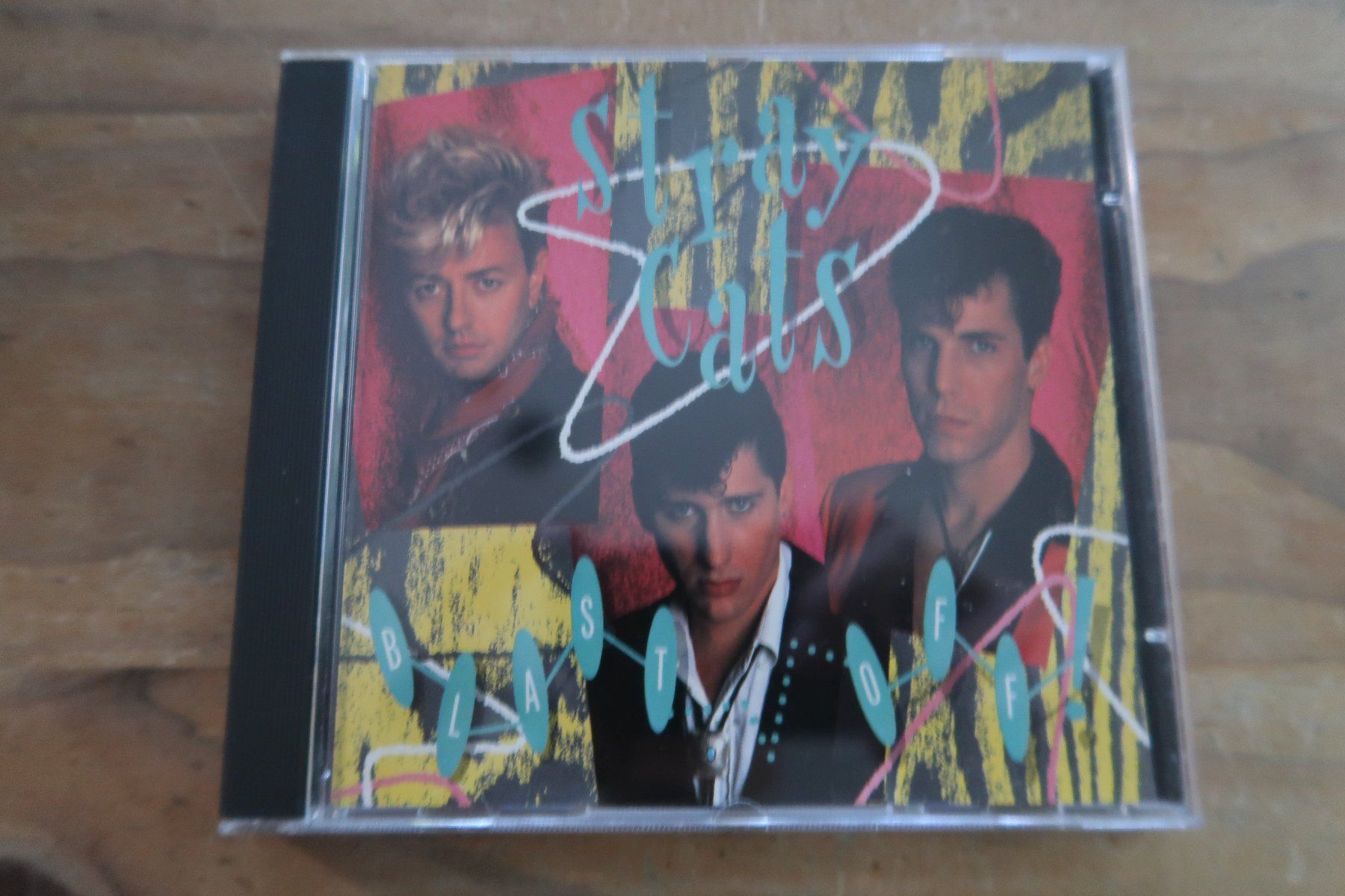 CDs: STRAY CATS - BLAST OFF - CD – Gebraucht aus Basel von Patiscat
