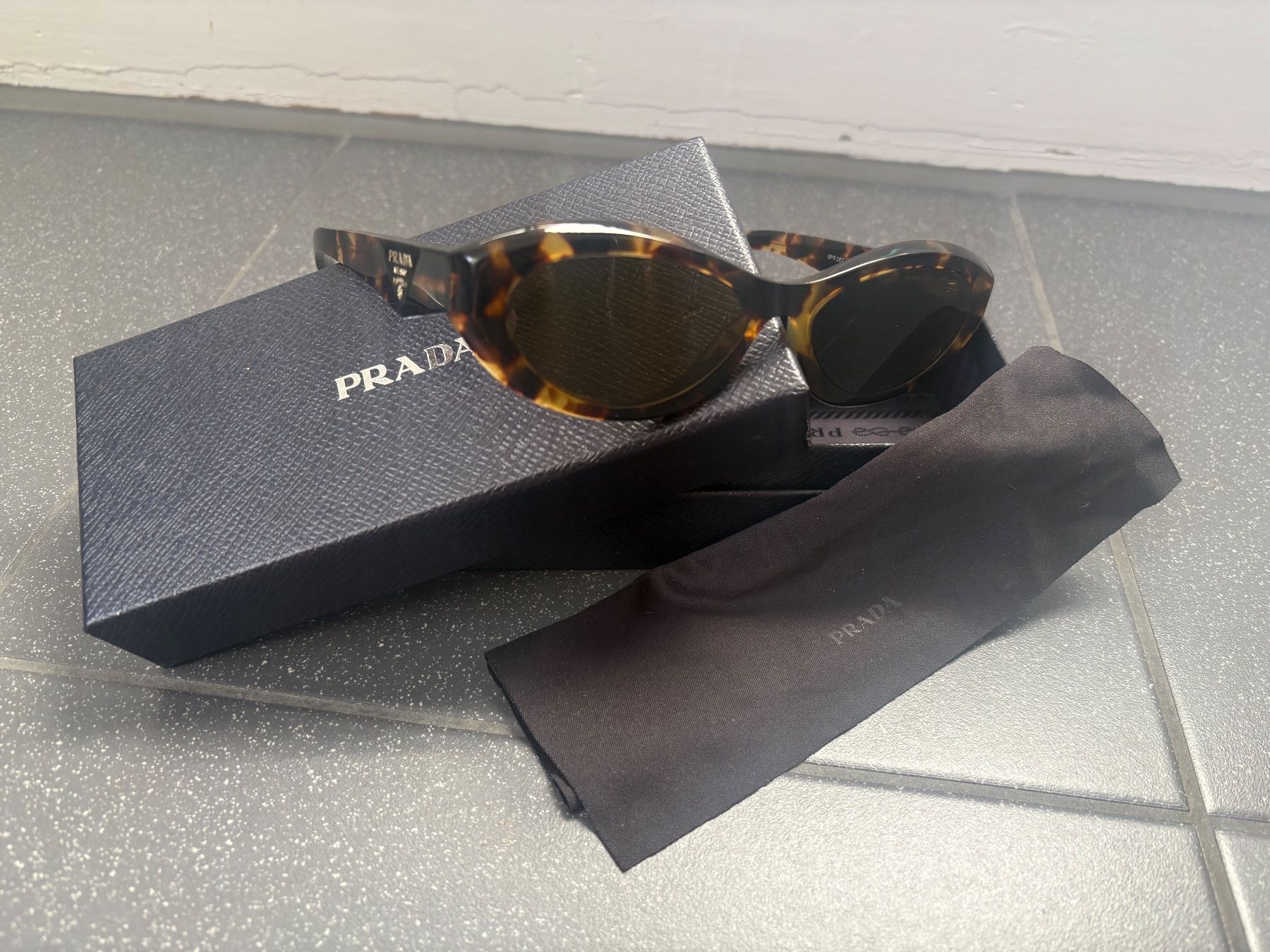 Prada Occhiali & Lenti: Prada Sonnenbrille – Nuovo (secondo la descrizione) da Biel/Bienne venduto da ayyahaga
