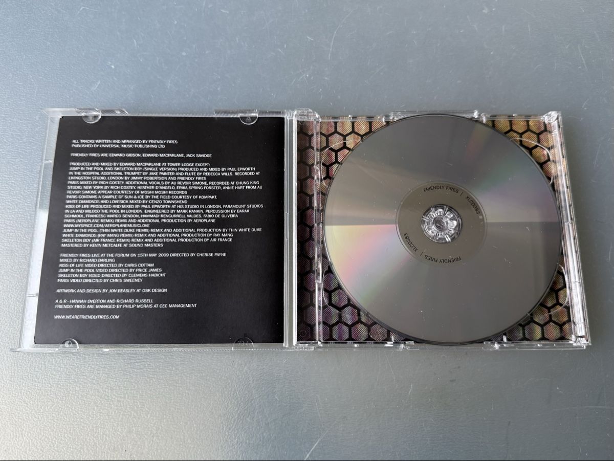 CD: Friendly Fires - Album + Live DVD - Special Edition – Usato da Oberried Brienz venduto da Chyara 4
