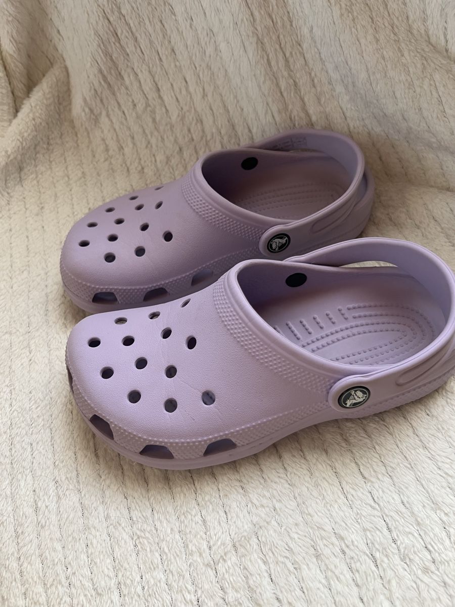 Crocs Schuhe für Mädchen: Crocs J3 34 35 – Gebraucht aus Grindelwald von shuanita
