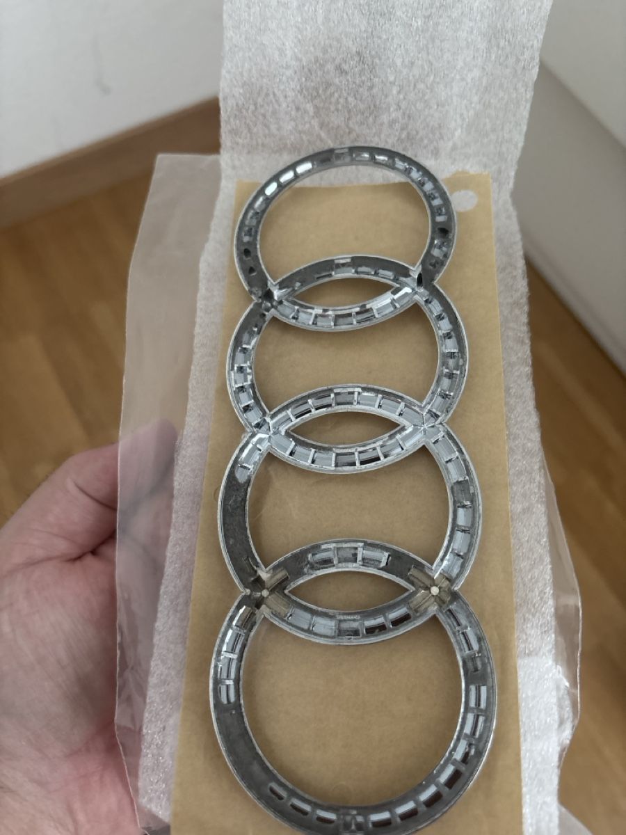 Audi Tutti pezzi di ricambio auto: Audi Ringe Emblem Chrom – Usato da Münchwilen TG venduto da mer_g2zz 1