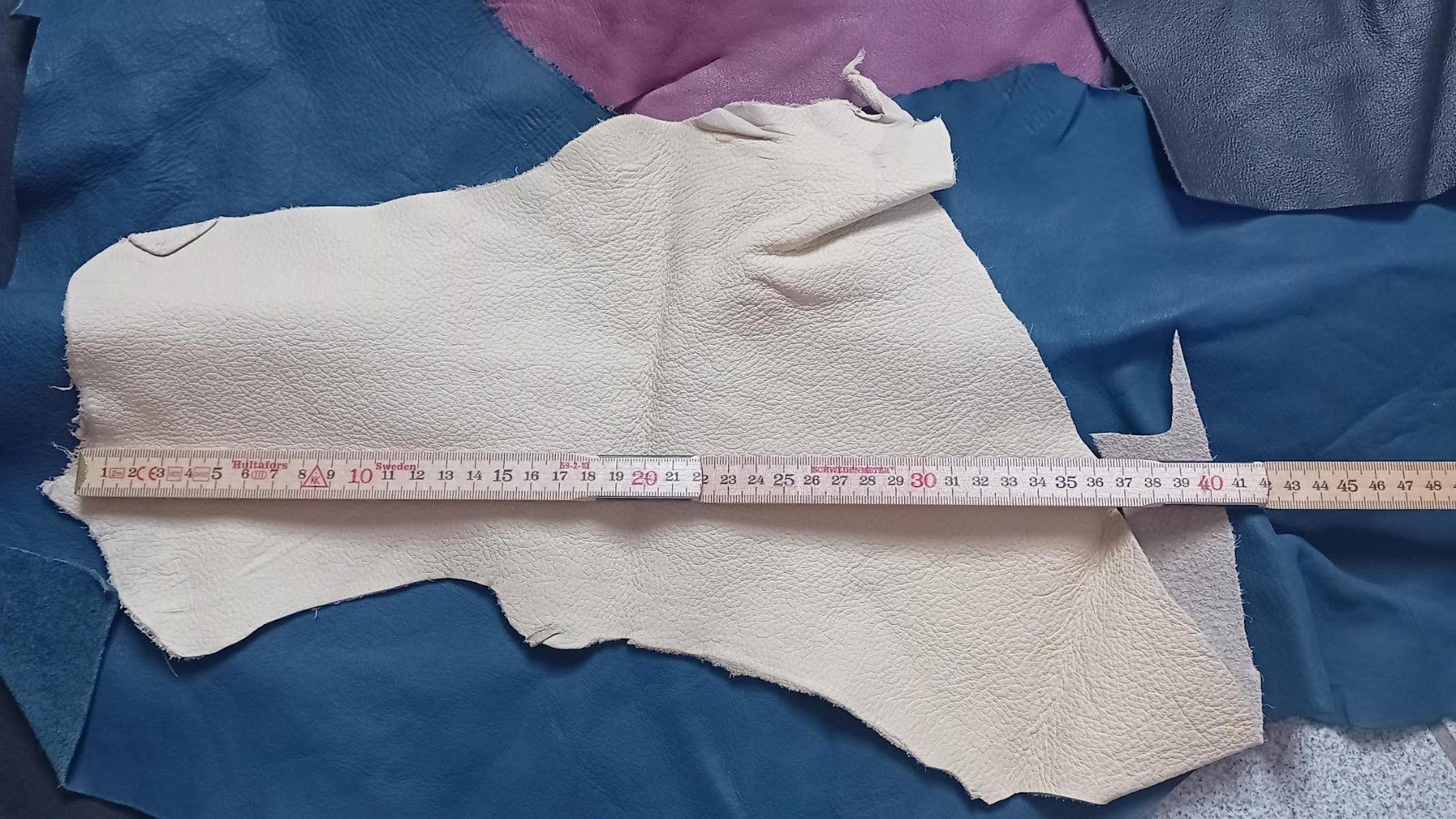 Tissus: Leder Reste ca.3,5kg – D'occasion à Salez par Robe12 3