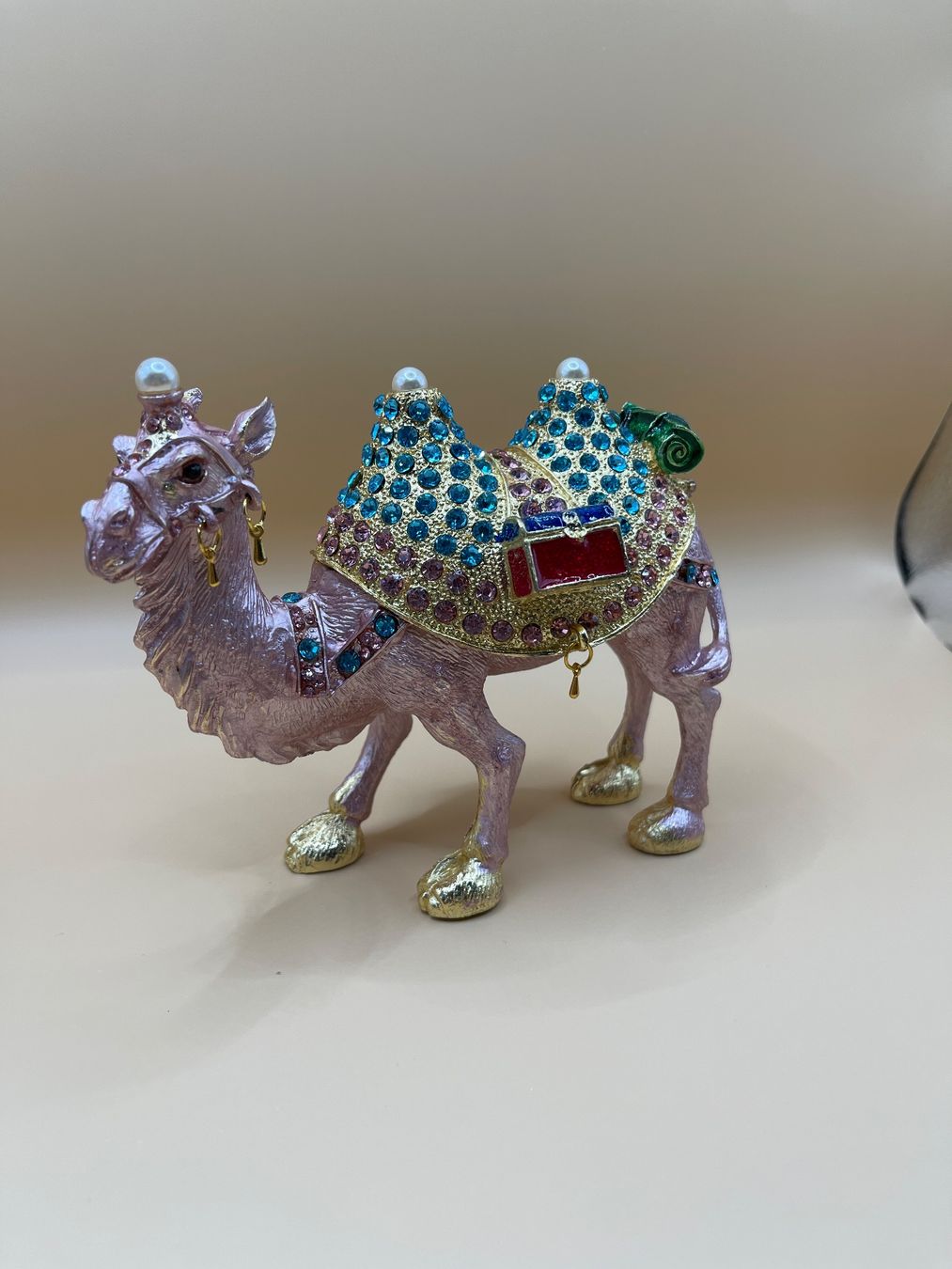 Statuette: Dekorative Kamel Schmuckschatulle, rosa, Neuwertig! – Nuovo (secondo la descrizione) da Rüti ZH venduto da alumedien 1