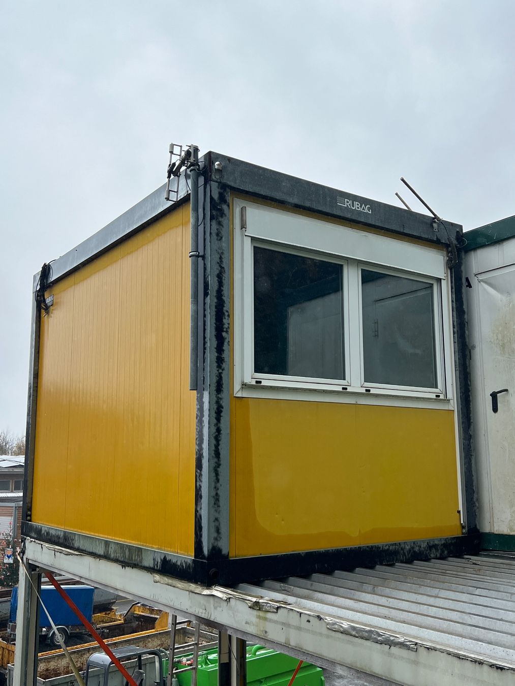Baucontainer ZUKO klein 2.5 x 4.00m Türe stirnseitig (Gebraucht) in Egg ...