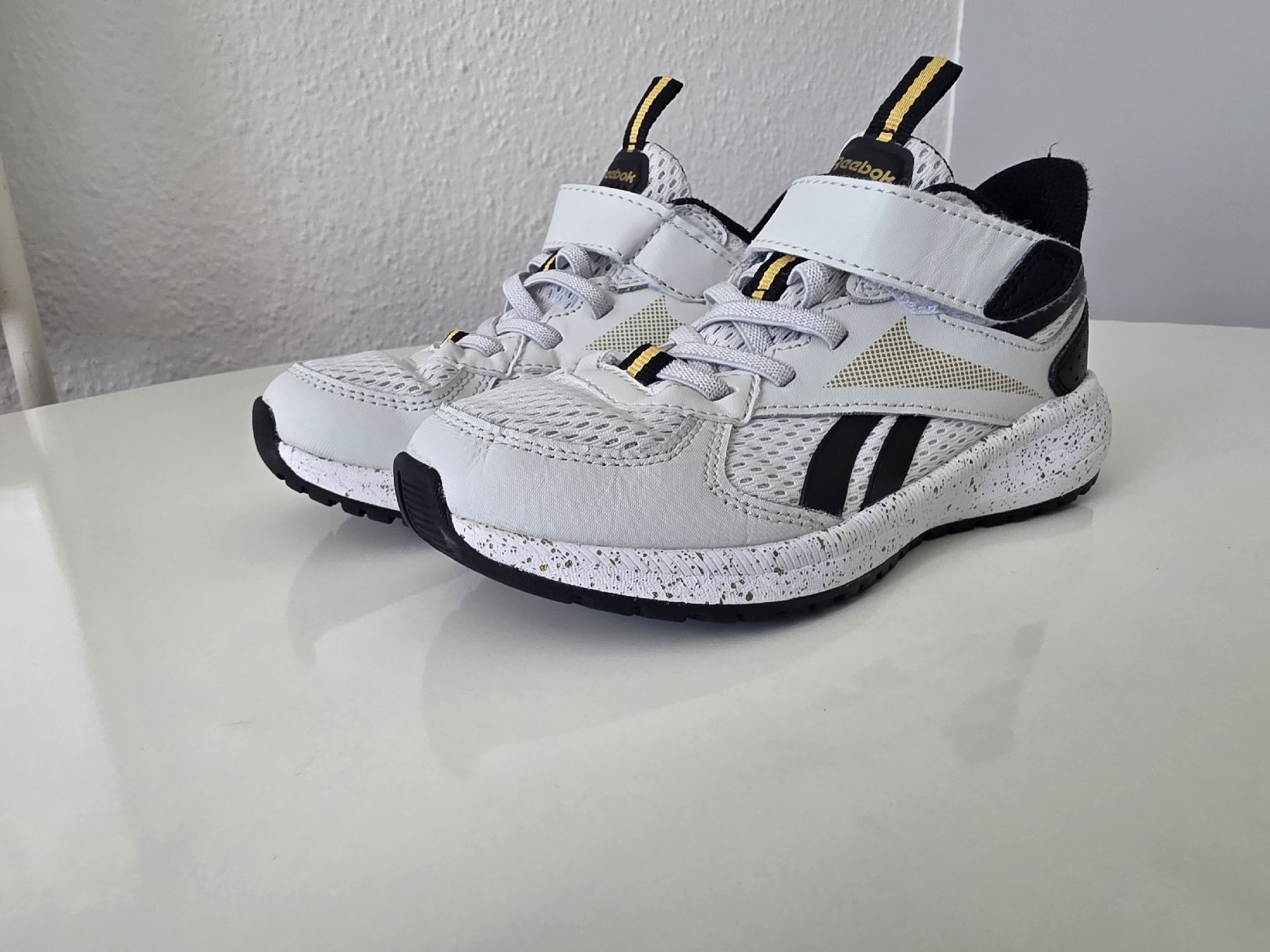 Reebok Chaussures garçon: Reebok Hallenschuhe – D'occasion à Suhr par MrvicaAG