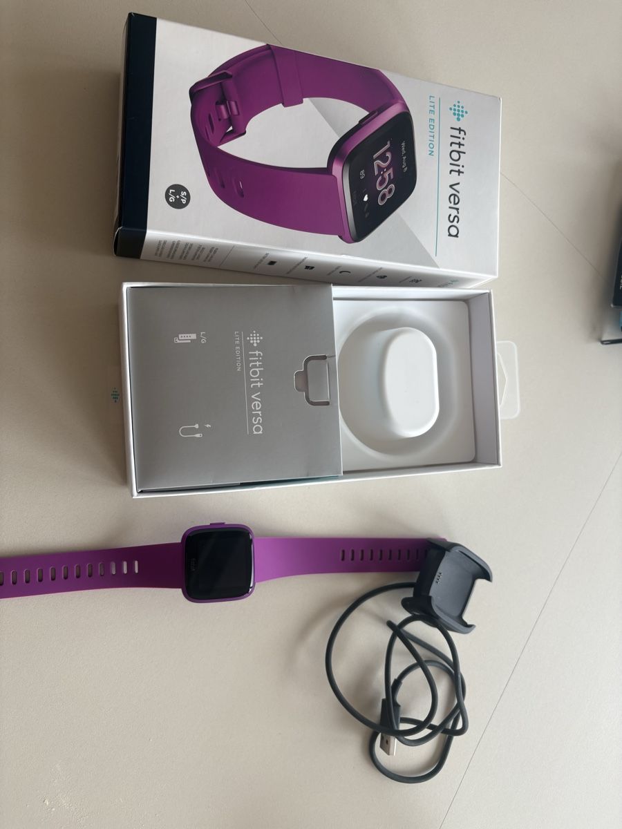 Fitbit Smartwatch: Fitbit Versa Lite Edition - Lila - Top Zustand! – Nuovo e nell'imballaggio originale da Möhlin venduto da Yvi7510