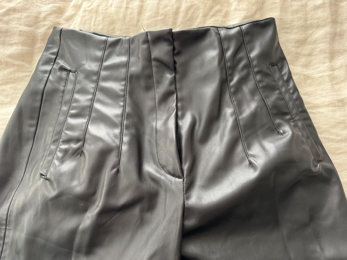Zara Pantaloni: Leder Optik Hose Zara, Gr. M – Usato da Rümlang venduto da selina_koenig 1