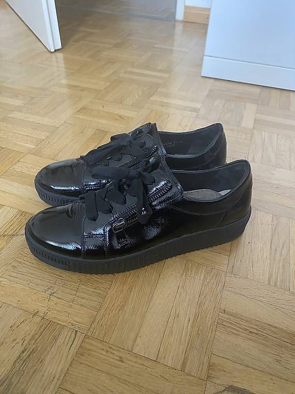 Damenschuhe: Schwarze Lack-Sneaker  – Neu und originalverpackt aus Laufen von Looc_