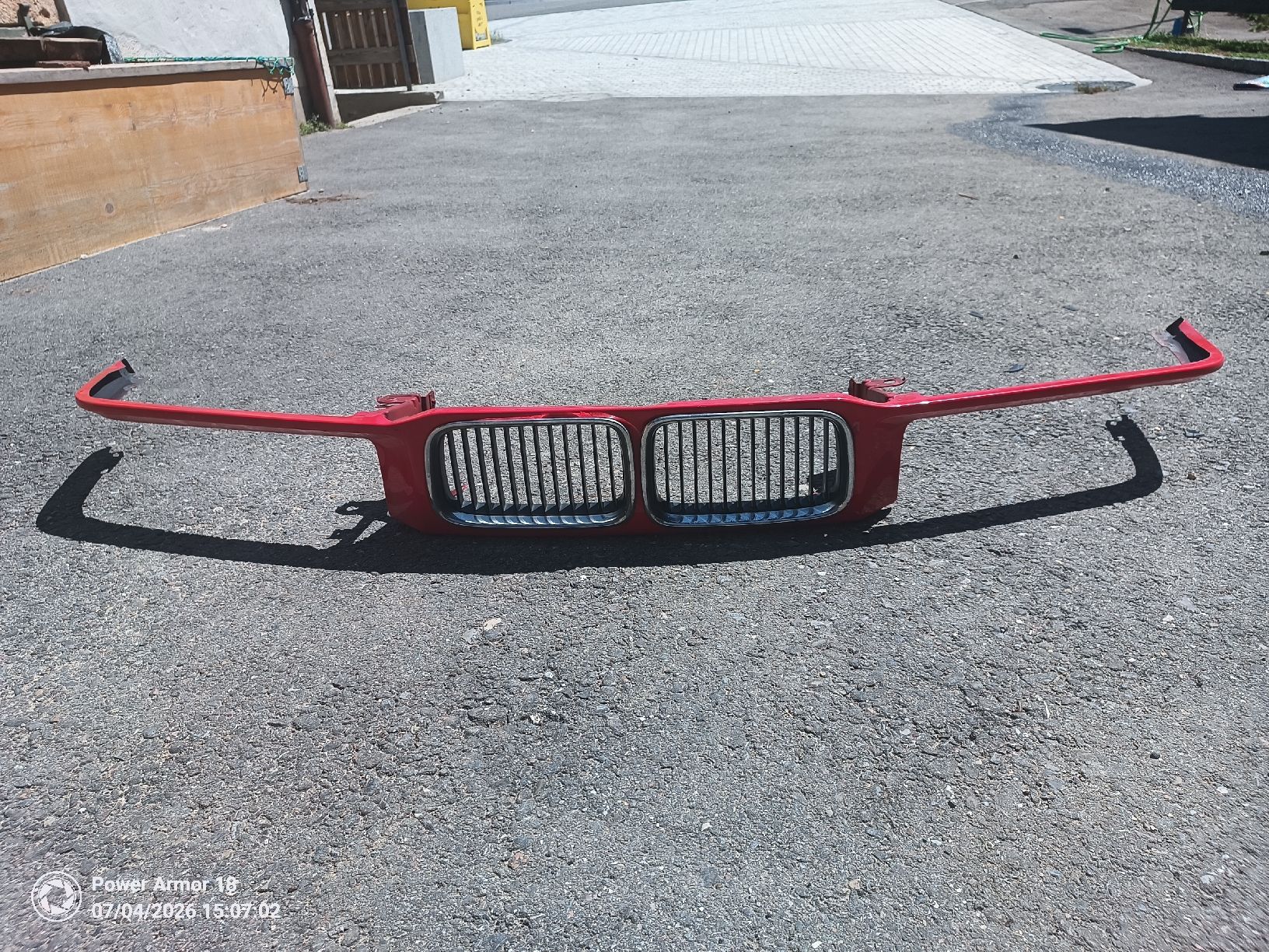 BMW Toutes les pièces auto: Kühlergrill rot BMW E36  – D'occasion à Bargen SH par sti_drf8