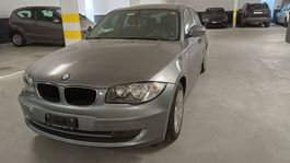 BMW Serie 1 grigio colore anno 2010