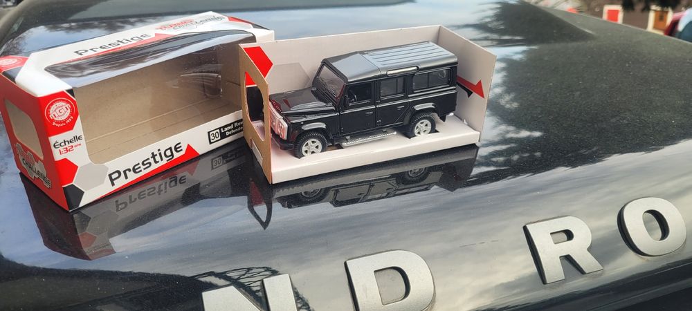 Miniature LAND ROVER DEFENDER 110 Police française 1/50e