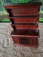 Hübscher kleiner Vitrinenschrank Holz fürs Puppenhaus