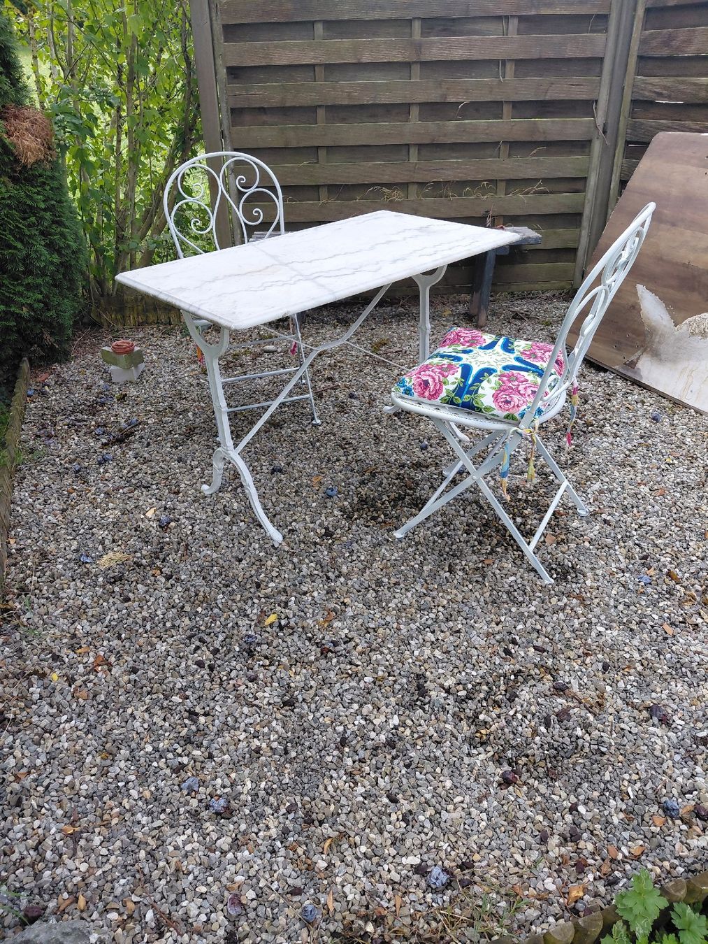 Set di tavolo e panche: Gartentisch marmor mit 2 stühlen – Usato da zuchwil venduto da parson65 2