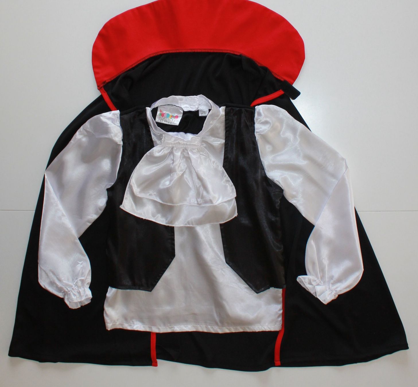 Costumi: Costume Dracula / vampire / Vampir t. 116 – Usato da Peseux venduto da CoolShoping 1
