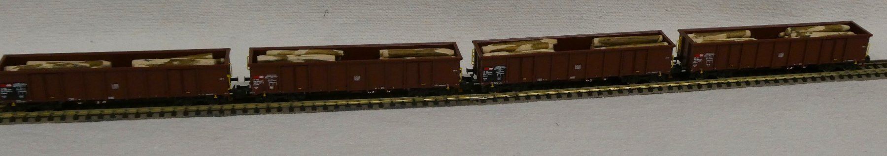 Fleischmann Modellini di ferrovie: 4 Stk Fleischmann Hochbordwagen mit Holzstämmen – Nuovo e nell'imballaggio originale da Rupperswil venduto da Ropi03