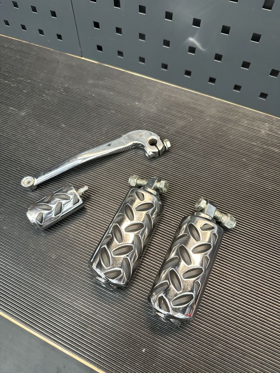 Harley-Davidson Tutti i ricambio per moto: Repose-Pieds et Sélecteur pour Harley Davidson Dyna – Usato da Pringy venduto da Antoine512ENJ