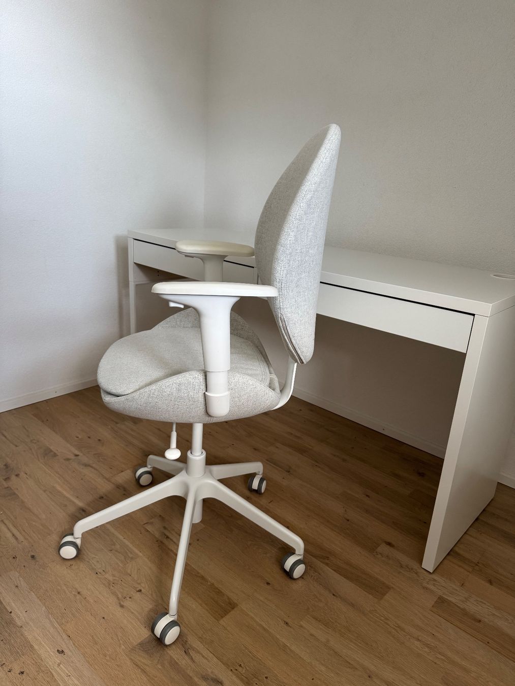 Ikea Chaises: Bürostuhl, IKEA HATTEFJÄLL, grau/weiss – D'occasion à Basel par linaschymura 3