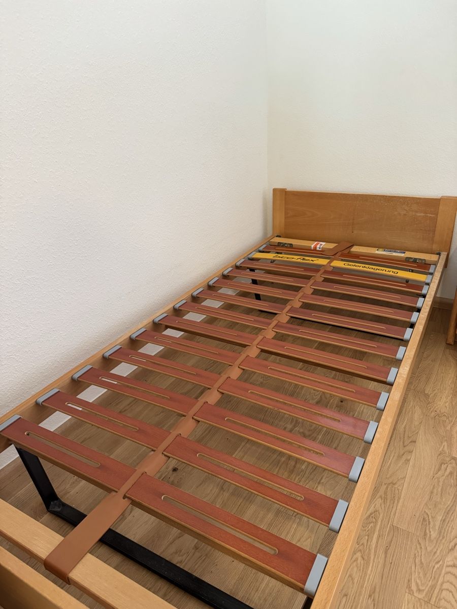 Betten: Bettgestell mit Lattenrost – Gebraucht aus Basel von TRWF