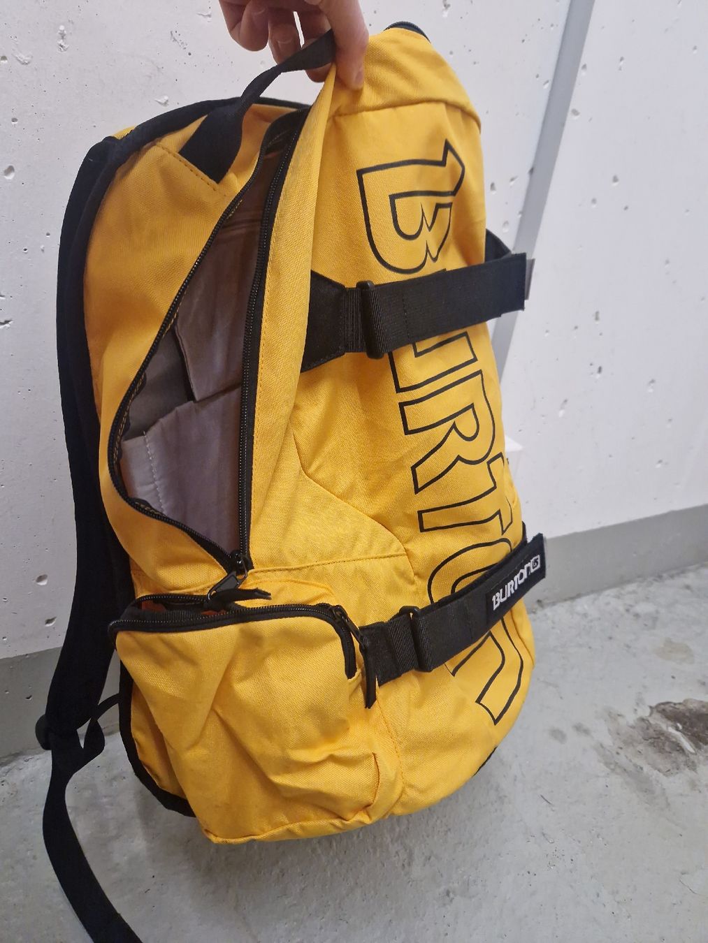 Burton Zaini: Burton Backpack for snowboarding – Usato da Zürich venduto da MarianaMoore 1