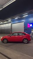 Ford Focus rouge 5 portes, bon état
