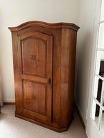 Antiker Bauernschrank, Kirschbaum, mit Sterneinlagen
