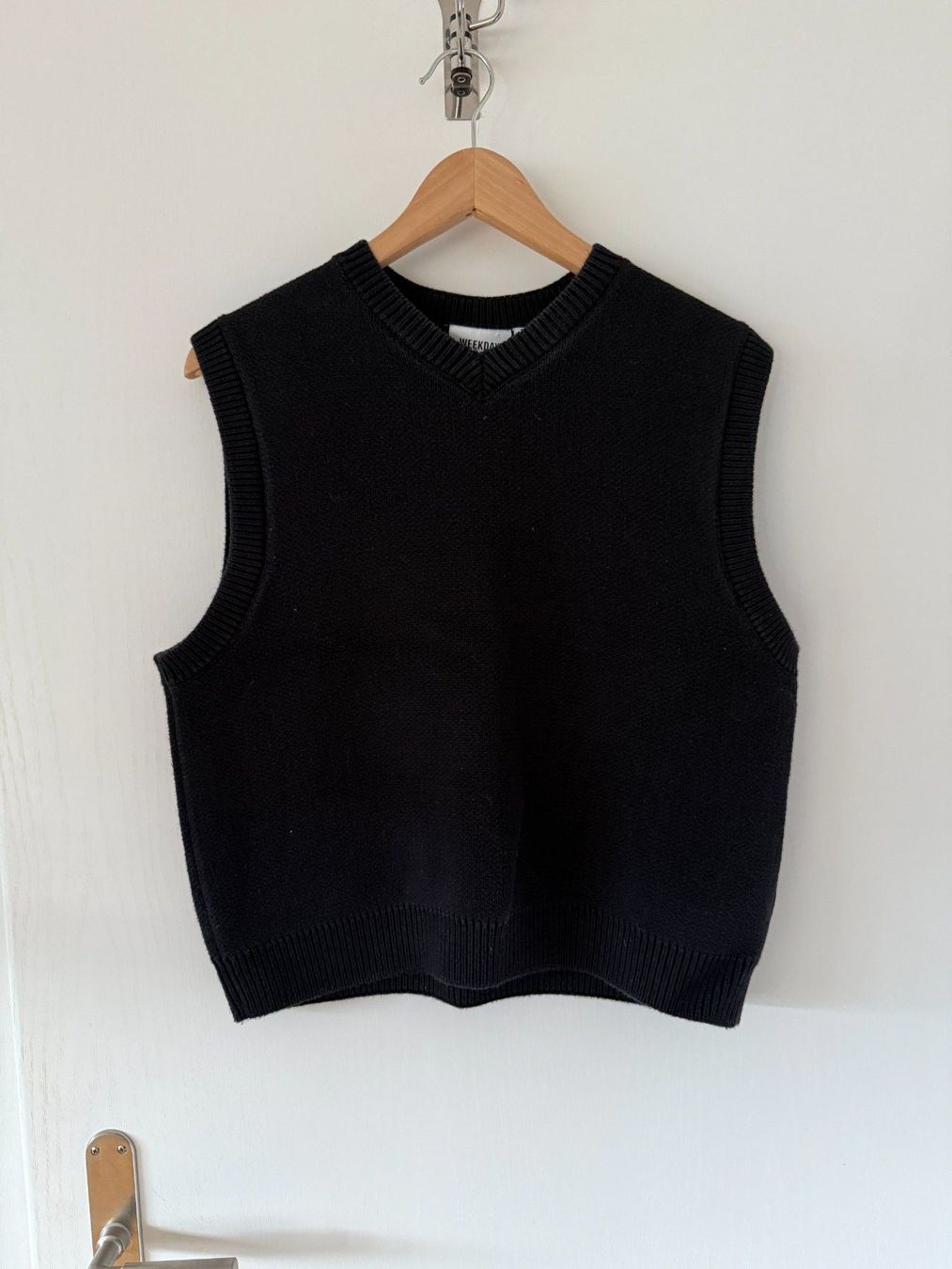 Weekday Gilet & Giacche: Schwarze gestrickte Weste mit V-Ausschnitt – Usato da Rickenbach b. Wil venduto da pia_mrx6