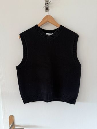 Schwarze gestrickte Weste mit V-Ausschnitt