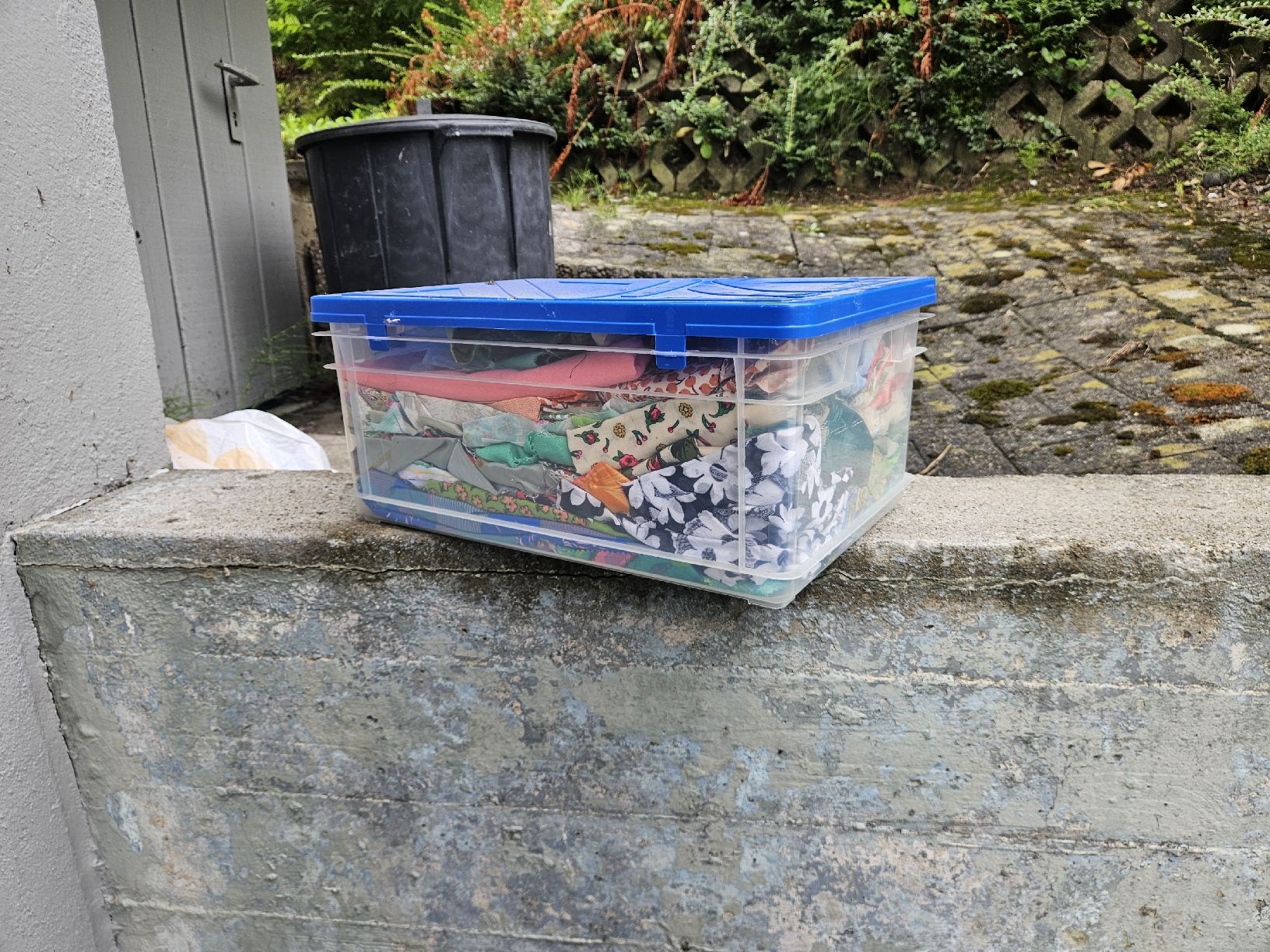 Stoffe: diverse Kisten mit stoffresten / bastelmaterial – Gebraucht aus Oetwil am See von akkawi 4