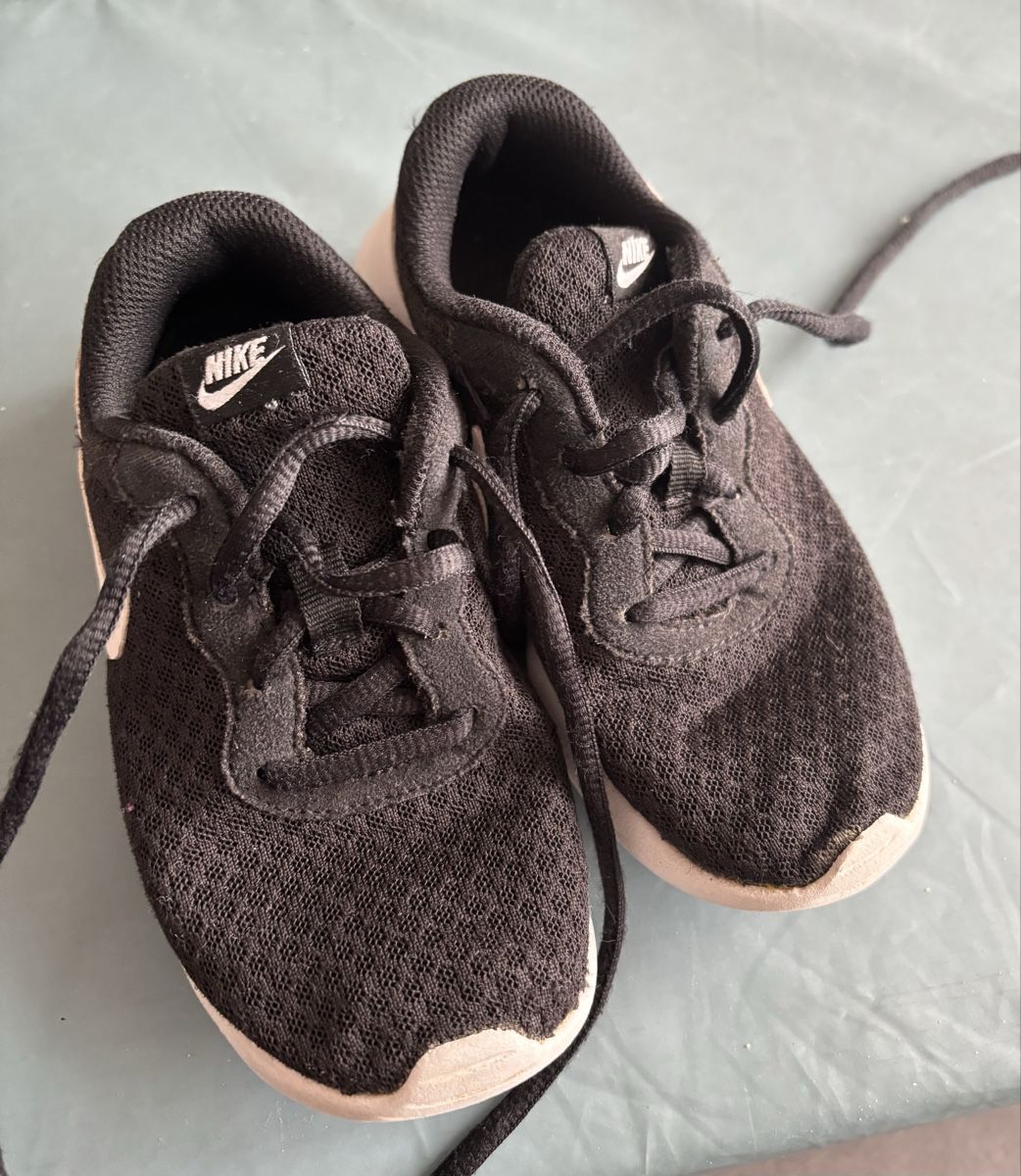 Nike Scarpe per ragazzi: Sneakers / Turnschuhe NIKE Gr. 30 – Usato da Herzogenbuchsee venduto da MoLa85 1