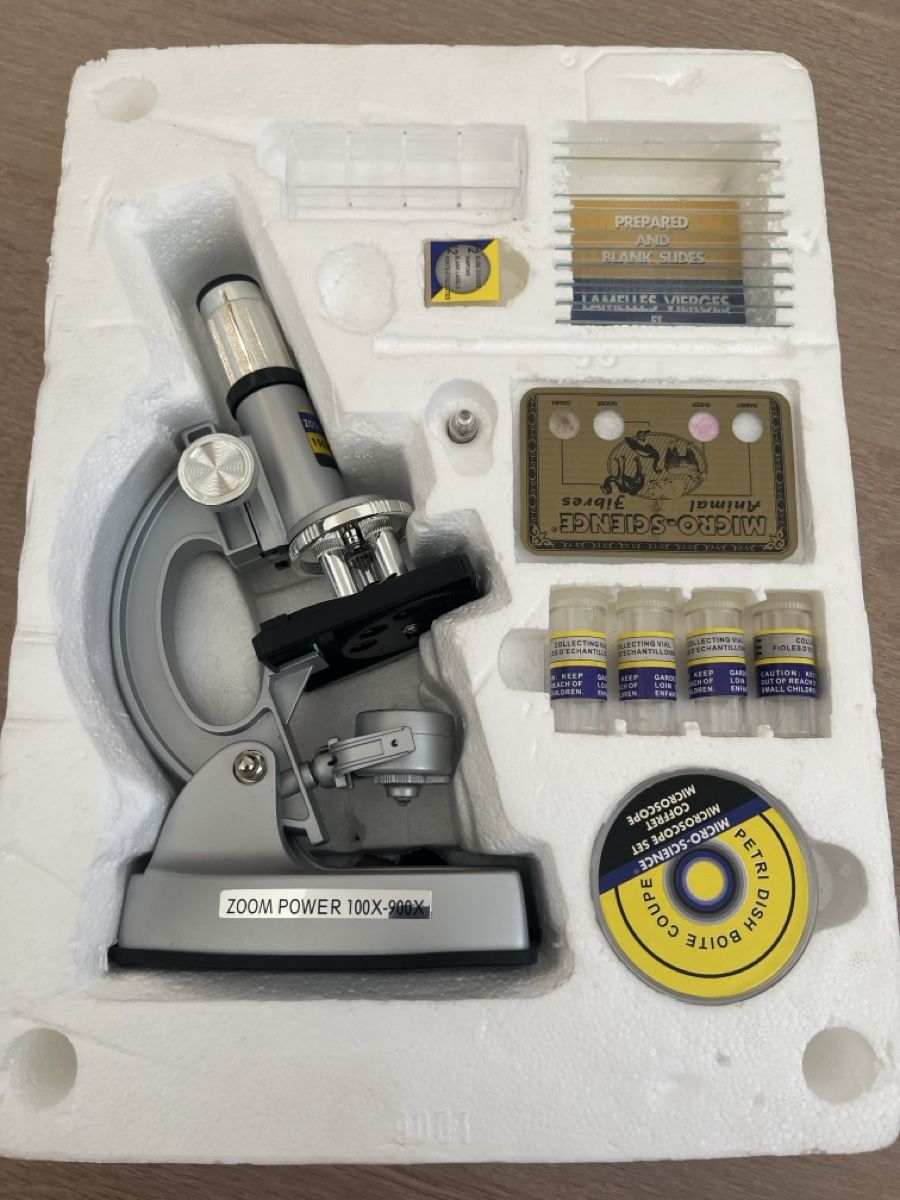 Giocattoli:  Microscope Set Zoom Power 100X-900X with Accessories – Usato da St. Gallen venduto da sha_22fn