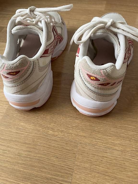 Chaussures femmes: Asics Schuhe Neuwertig  – D'occasion à Adligenswil par Sonnmatt7 1