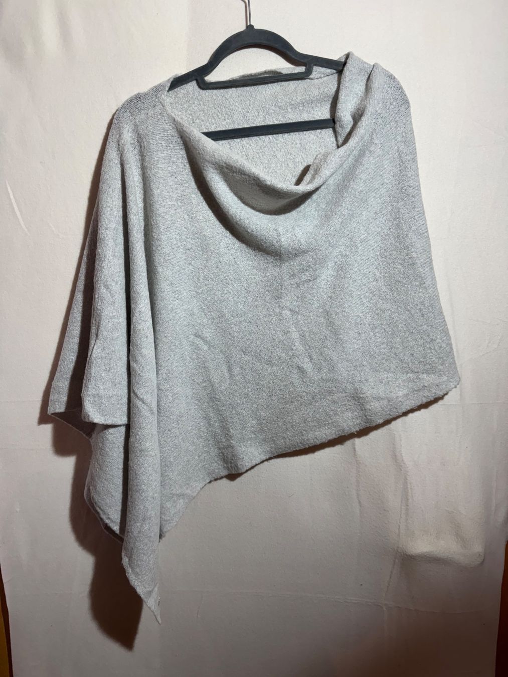Sonstige Damenmode: Leichter weicher Poncho von Tom Tailor – Gebraucht aus Grosswangen von second_hand_dress