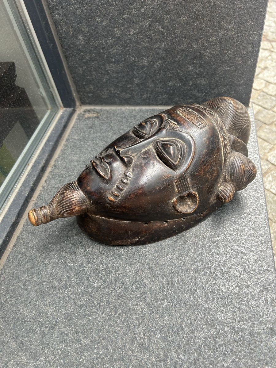 Internationale Kunst: Afrikanische Maske aus geschnitztem Holz – Gebraucht aus Losone von del_yh97 4