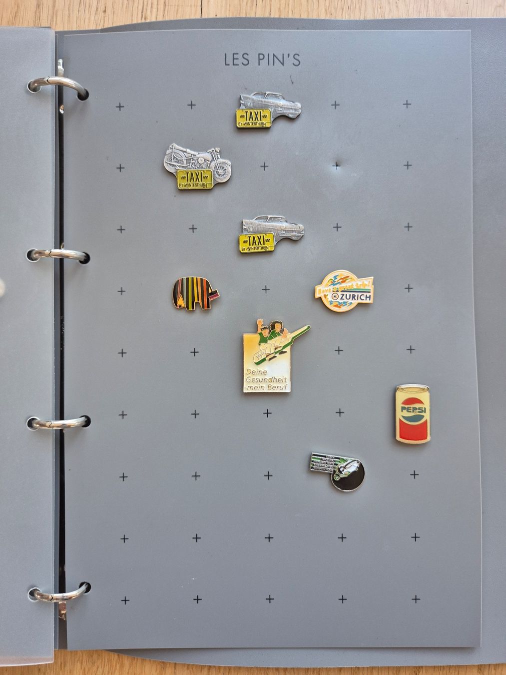Placchette & Badge: PIN Sammlung 29 Stück inkl. Album – Usato da Baar venduto da tess01 2