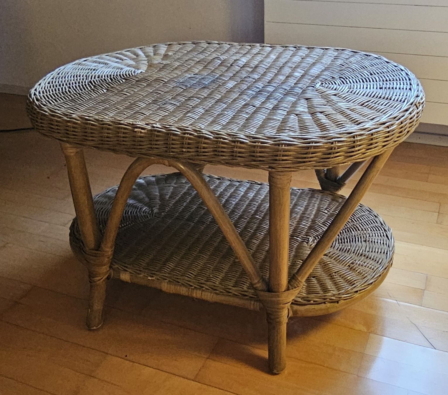Tische: Round Natural Rattan Coffee Table with Storage Shelf – Gebraucht aus Zürich von jak_pvk7