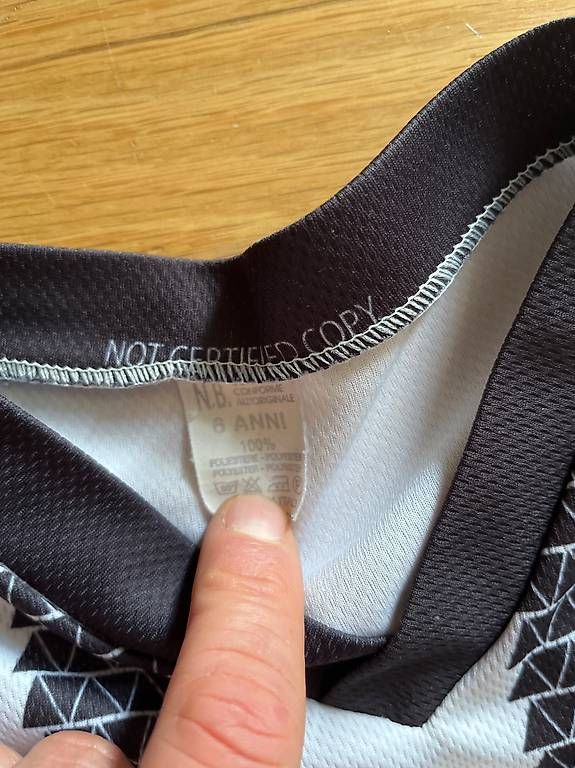 Scarpe, pantaloni & magliette da ginnastica: Fussball Trikot – Usato da schönenwerd venduto da klupci 2